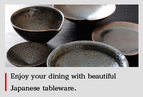 Introducing Japanese lunch boxes and other items with traditional designs.
